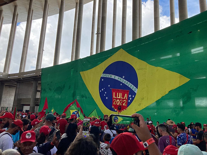 Cerca de 10 mil representantes de movimentos de todo o país marcharam no domingo (1º) rumo à Praça dos Três Poderes para ver Lula de perto / Ricardo Marques/MST