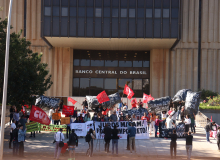 Trabalhadores do DF protestam contra política de juros de Campos Neto