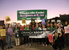 Criança não é mãe: Mulheres protestam e panfletam contra PL da gravidez infantil