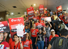 Professoras/es realizam planfletaço na Rodoviária do Plano, nesta segunda (15)