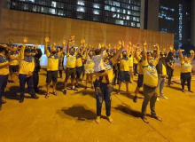 Trabalhadores dos Correios realizam assembleia, com indicativo de greve, terça (30)