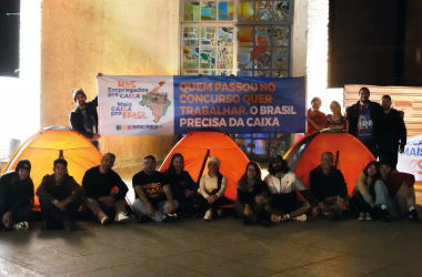 Sindicato e aprovados no concurso da Caixa acampam por convocação e cadastro reserva