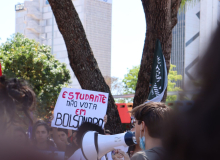 Estudantes protestam contra Bolsonaro e o descaso na educação