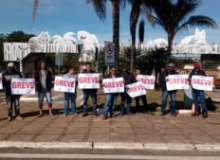 Com salários atrasados desde o dia 6/5, terceirizados do Zoológico entram em greve