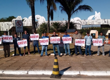 Em greve por salários, terceirizados do Zoológico aguardam audiência do MPT