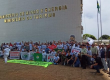 Em ato no MME, eletricitários exigem reestatização da Eletrobras