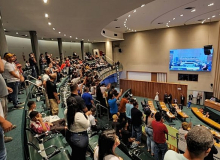 Deputados distritais derrubam veto e demitidos da CEB recuperam emprego